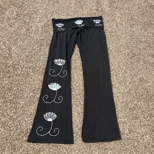 3569 Synergy Embroidered Flower Appliqué Leggings Medium Black